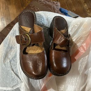 Born size 7 women’s slide on leather shoes clogs